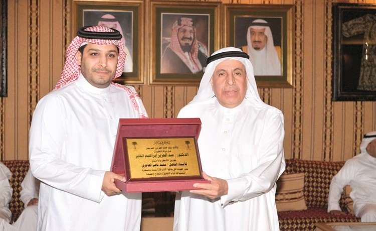 السفير د.عبدالعزيز الفايز مكرما أحد أعضاء السفارة﻿