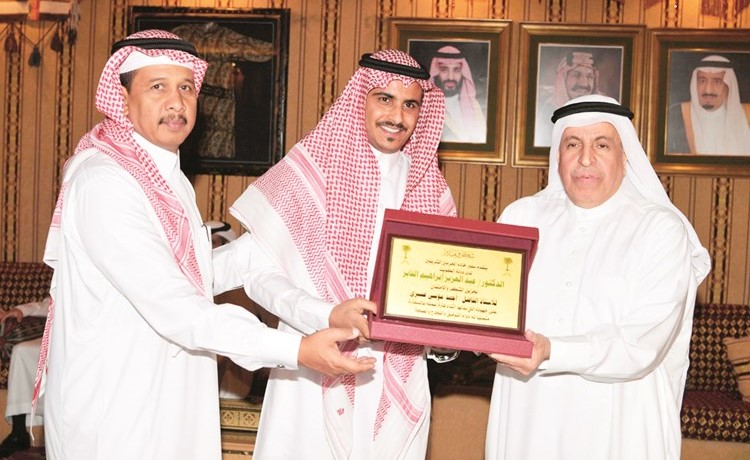 الفايز خلال تكريم أحد العاملين بالسفارة السعودية﻿