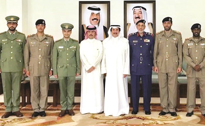 الشيخ عزام الصباح خلال استقباله اللواء الركن علي العساكر وعددا من الضباط المشاركين في دورة القيادة والأركان ﻿