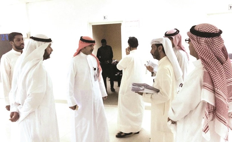 المفتشون خلال الجولة التفتيشية في منطقة جليب الشيوخ ﻿