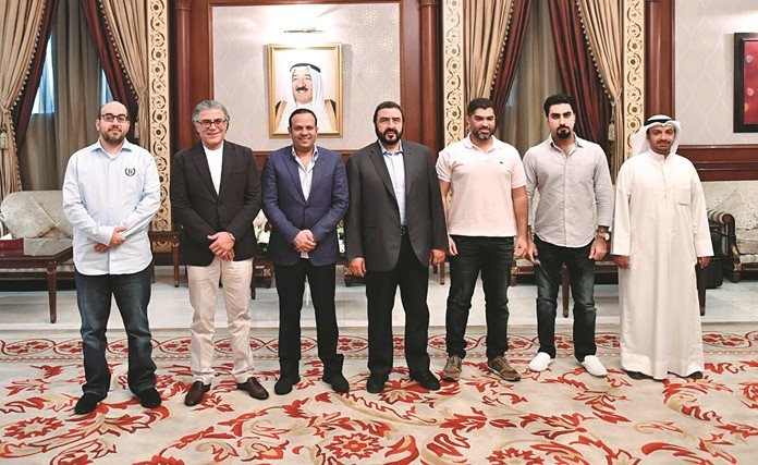 أعضاء الوفد قبيل مغادرتهم إلى فرنسا﻿