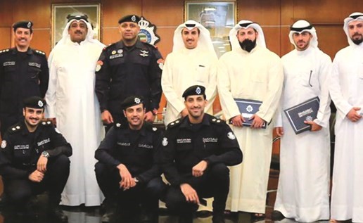 اللواء صالح مطر يتوسط أعضاء فريق البلدية المكرمين﻿