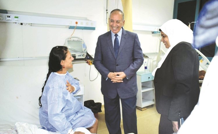 محافظ البحر الاحمر اللواء أحمد عبدالله خلال زيارته احدى السائحات المصابات في حادث الغردقة بالمستشفى وفي الإطار صورة منفذ الاعتداء (أ.ف.پ - رويترز) ﻿