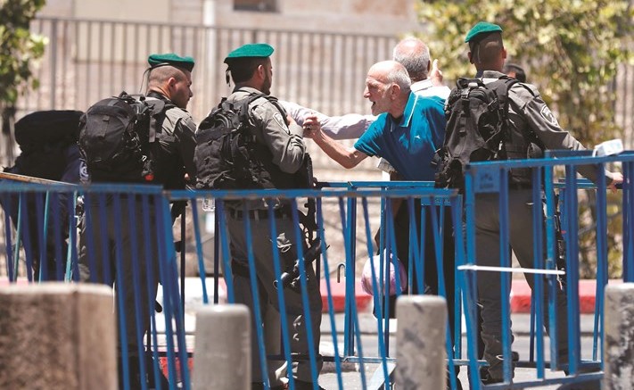 سجال بين فلسطيني وشرطة الاحتلال عند حاجز تفتيش أمني قرب بوابة دمشق بالبلدة القديمة في القدس امس (ا.ف.پ) ﻿