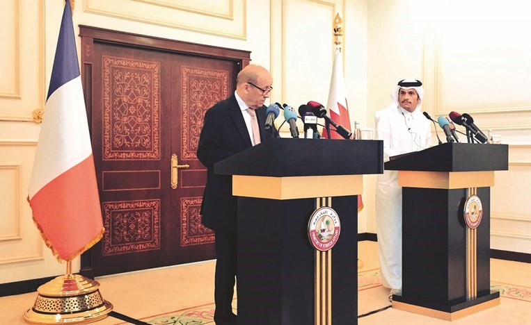 جانب من المؤتمر الصحافي لوزيري خارجية قطر الشيخ محمد بن عبدالرحمن آل ثاني والفرنسي جان ايف لودريان(أ.پ)﻿