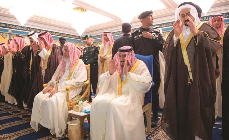 خادم الحرمين الملك سلمان بن عبدالعزيز اثناء ادائه صلاة الميت على المغفور له بإذن الله صاحب السمو الملكي الأمير عبدالرحمن بن عبدالعزيز بمكة المكرمة (واس) ﻿
