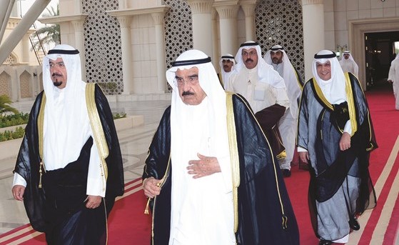 الشيخ فيصل السعود لدى مغادرته إلى السعودية ويرافقه الشيخ أحمد العبدالله ﻿﻿والشيخ خالد الجراح والشيخ أحمد النواف والشيخ محمد العبدالله والشيخ ثامر الجابر﻿