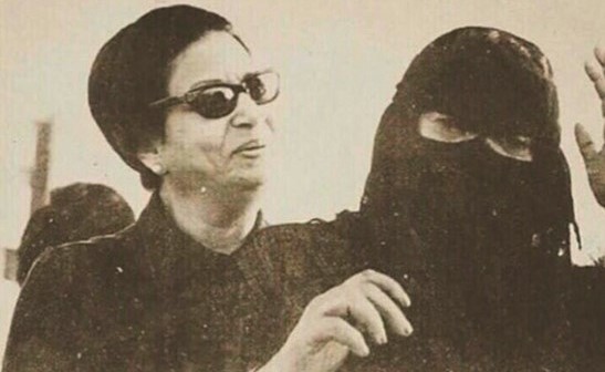أم كلثوم في صورة نادرة مع الشاعرة الكويتية رفعة النفجان الرشيدي عام 1968﻿