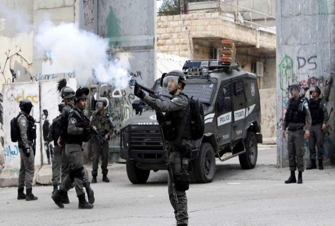 إسرائيل تُعيد فتح أبواب المسجد الأقصى بوتيرة بطيئة وتُخضع المصلين للتفتيش