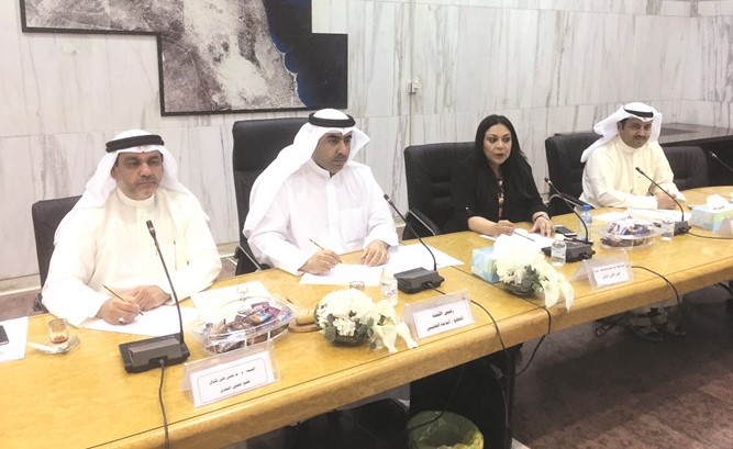 أسامة العتيبي ود.حسن كمال وم.نادية الشريدة وفواز النمران خلال الورشة ﻿