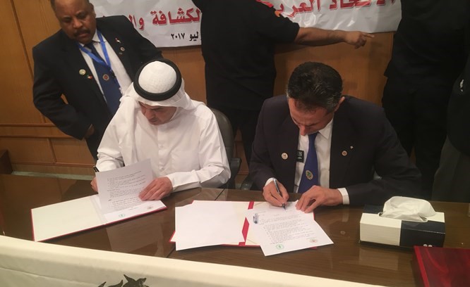 د. عبدالله الطريجي ود. عبدالله الفهد يوقعان الاتفاقية﻿