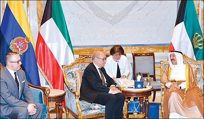 صاحب السمو الأمير الشيخ صباح الأحمد مستقبلا وزير الخارجية الفرنسي جان ايف لودريان ويبدو السفير كريستيان نخلة