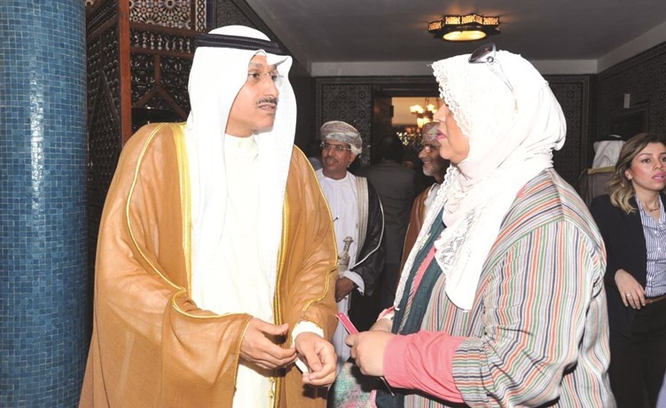 طارق المزرم متحدثا إلى الزميلة هناء السيد (ناصر عبدالسيد)﻿