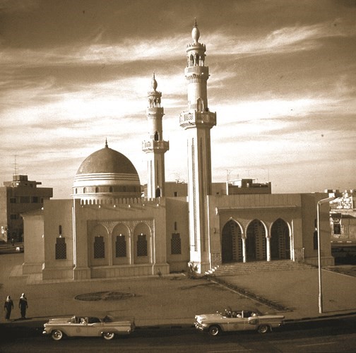 ﻿ سيارات الأجرة بدوار مسجد الشملان في الستينيات بالكويت ﻿