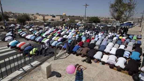 رفضاً للبوابات الإلكترونية..المقدسيون يؤدون صلاة الفجر أمام أحد أبواب المسجد الأقصى