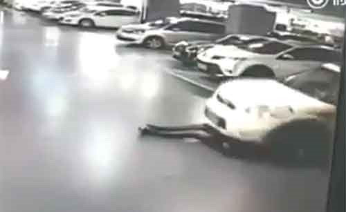 فيديو صادم.. لحظة سقوط فتاة ودهسها تحت عجلات سيارتها الخاصة !