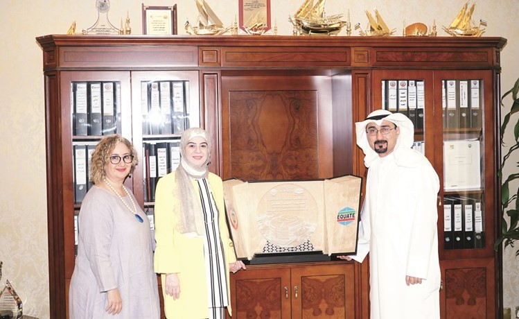 د.ماجدة القطان ويعقوب الكندري عقب توقيع بروتوكول التعاون ﻿