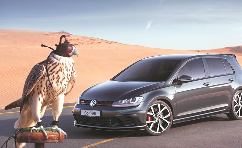 غولف GTI Clubsport تتحدى «الشاهين» على لقب أيقونة الصحراء
