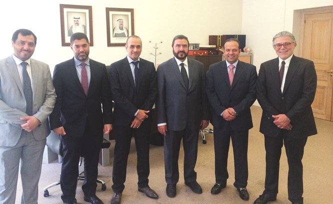 صلاح خورشيد وفيصل الكندري وسعدون حماد وعمر الطبطبائي يتوسطهم فهد الرشيدي وفيصل الزمانان﻿