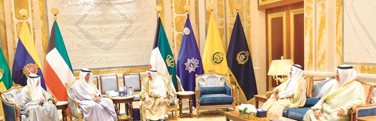 جانب من استقبال صاحب السمو الأمير الشيخ صباح الأحمد لوزير التجارة خالد الروضان وأحمد الفارس ومحمد العنزي بحضور محمد شرار﻿