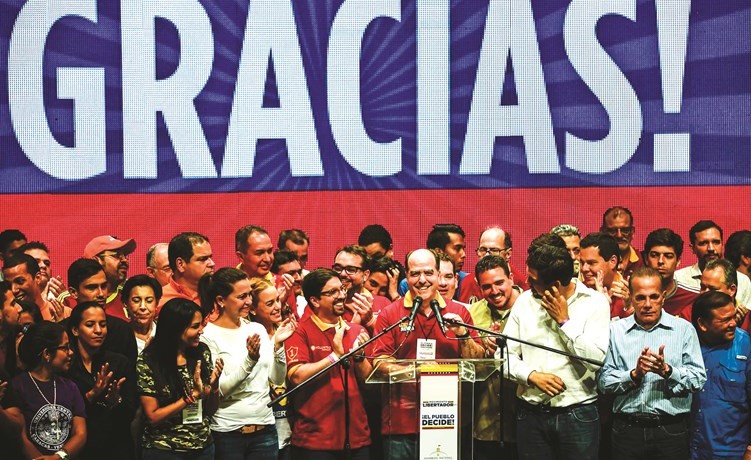 زعيم المعارضة خوليو بورجيس متحدثا بعد الاستفتاء غير الرسمي الذي اجرته المعارضة ضد تعديل الرئيس نيكولاس مادورو الدستورية ﻿