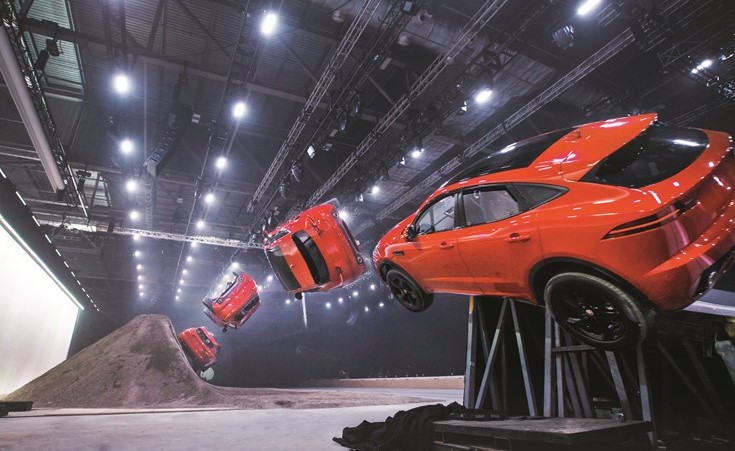 جاكـوار تكشف عن E - PACE بقفزة بهلوانية «أسطورية»
