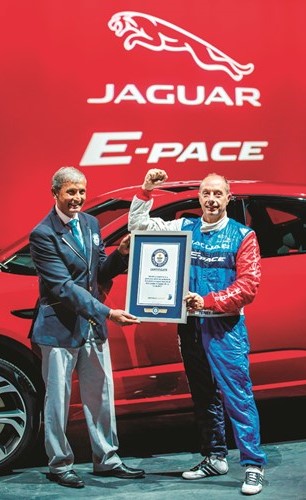 جاكـوار تكشف عن E - PACE بقفزة بهلوانية «أسطورية»