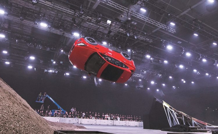 جاكـوار تكشف عن E - PACE بقفزة بهلوانية «أسطورية»