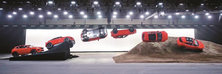 جاكـوار تكشف عن E - PACE بقفزة بهلوانية «أسطورية»