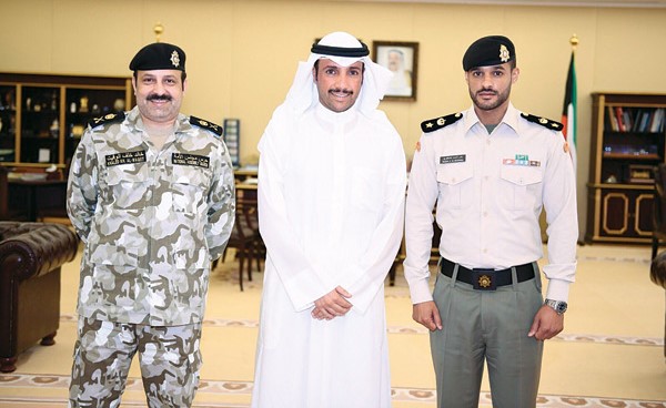 رئيس مجلس الأمة مرزوق الغانم متوسطا اللواء خالد الوقيت والمقدم بدر المطوع