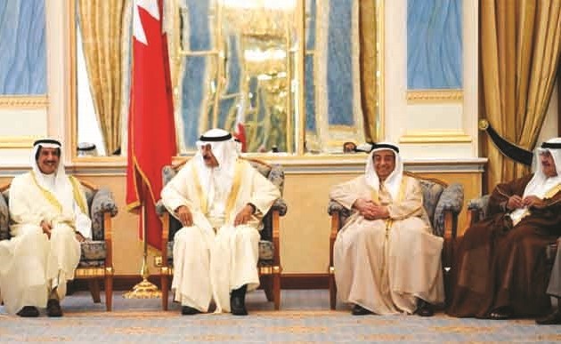 صاحب السمو الملكي الأمير خليفة بن سلمان مستقبلا الشيخ عزام الصباح ﻿