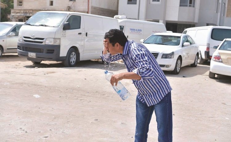 وافد يرطب وجهه بالمياه الباردة 	(قاسم باشا)﻿