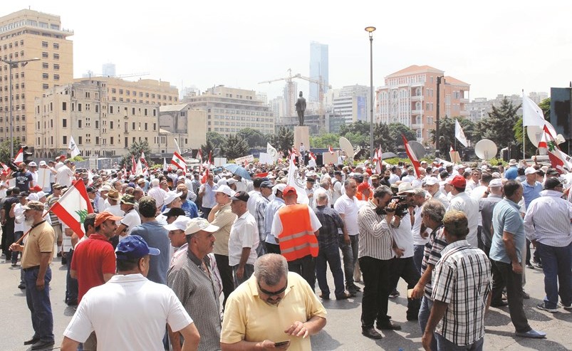 اعتصام الحراك الشعبي و متقاعدي القوى الامنية والعسكرية امام السرايا الحكومي مطالبين لاقرار سلسلة الرتب والرواتب (محمود الطويل)﻿