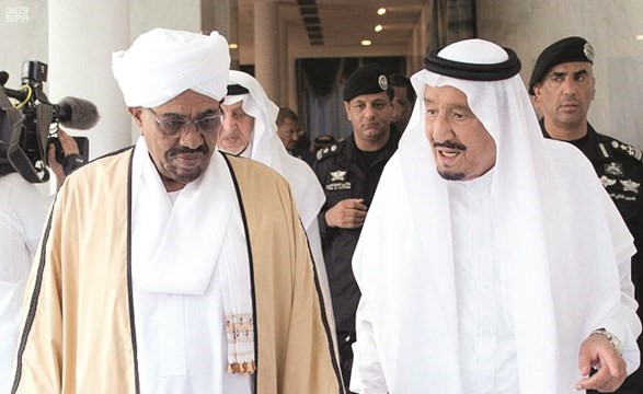 خادم الحرمين الشريفين الملك سلمان بن عبدالعزيز مستقبلا الرئيس السوداني عمر البشير في جدة أمس	(واس)﻿