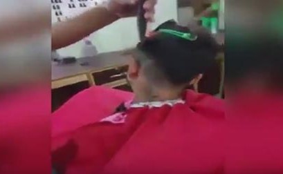 بالشاكوش والسكين.. شاهد آخر صيحات الحلاقة في مصر