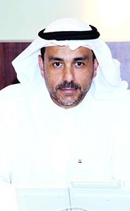 بالفيديو.. حارس يستبق صيانة «التربية» ويرمم سور المدرسة في وقت فراغه!