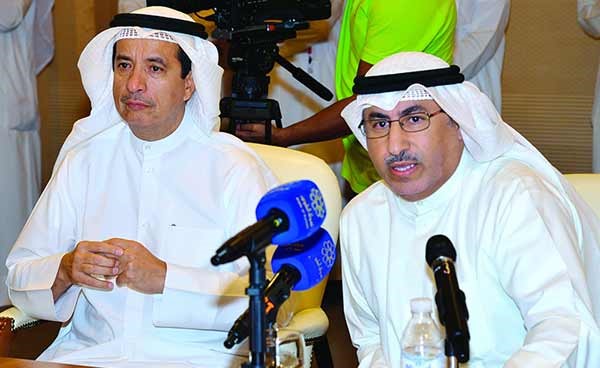 د.يوسف الإبراهيم ود.محمد الفارس خلال عرض مشروع «كفو» 