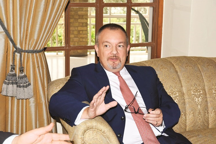 السفير البريطاني لـ «الأنباء»: ندعم صاحب السمو في جهوده ومساعيه لحلّ الأزمة الخليجية بنسبة 100%