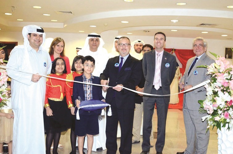 السفير البريطاني ماثيو لودج و م.علي اليوحة وعيسى دشتي خلال قص شريط افتتاح معرض ذكريات من حياة اليزابيث الثانية﻿