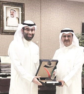 عمر الثويني يتسلم تكريم جمعية النجاة من عبدالله المطوطح﻿