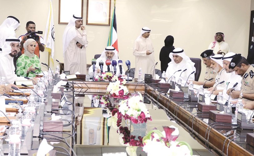م. عبدالرحمن المطوع وم. عواطف الغنيم وممثلو وزارة الداخلية خلال توقيع عقد مبنى الأدلة الجنائية﻿