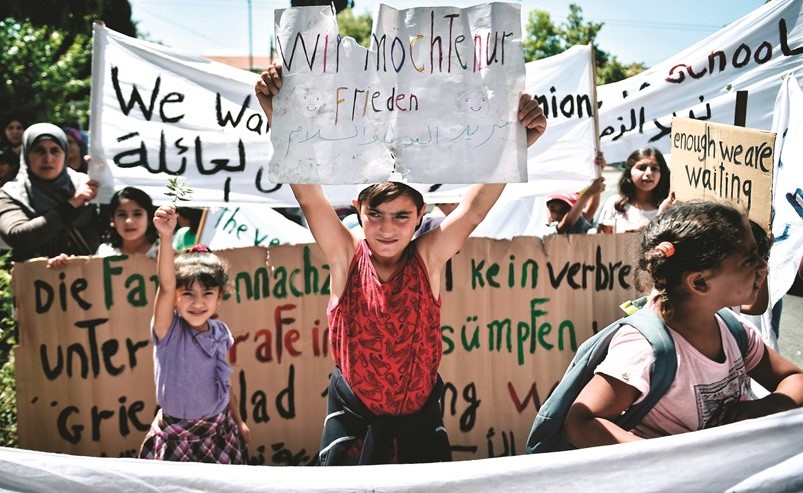لاجئون سوريون يتظاهرون امام السفارة الالمانية في اثيناللمطالبة بسرعة لم شملهم مع ذويهم	(ا.ف.پ)﻿