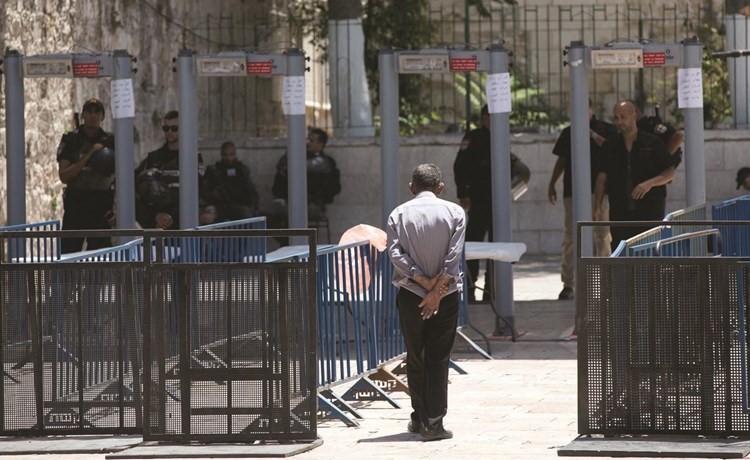 فلسطيني في طريقه للمرور من بوابات الاحتلال الالكترونية في حرم المسجد الاقصى امس					(أ.پ)﻿