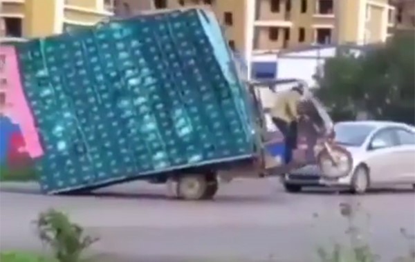 بالفيديو.. شاهد ماذا حدث لسائق تروسيكل بسبب حمولة كبيرة