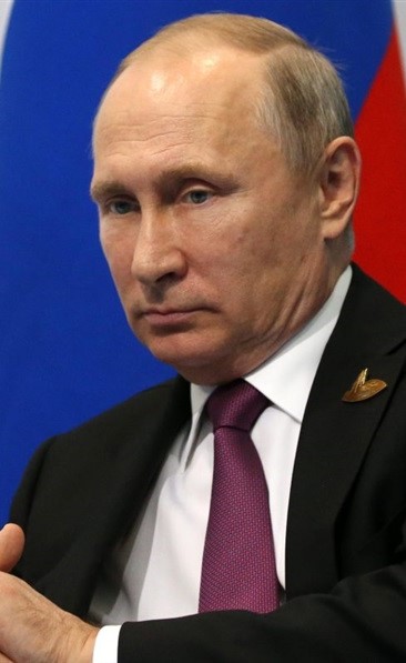 بالصور.. «بوتين» يستحم في دم من قرون الغزال لتعزيز رجولته حيث يعتبر فياغرا طبيعية