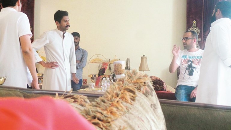 العلي يشرح احد المشاهد للفنانين المشاركين﻿