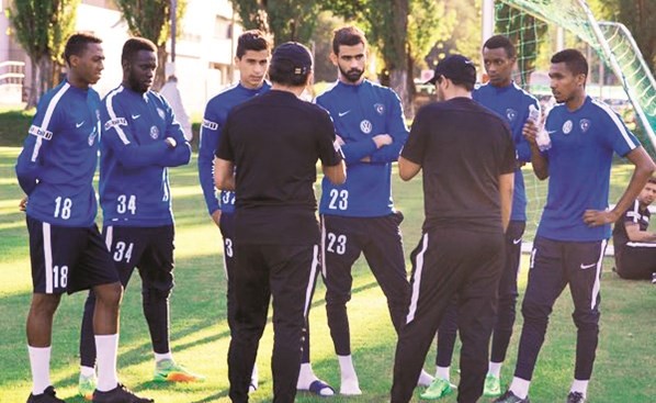 لاعبو الهلال السعودي خلال التدريبات ﻿