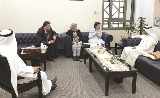 وفد جمعية الهلال الأحمر خلال الزيارة إلى بيت الزكاة﻿