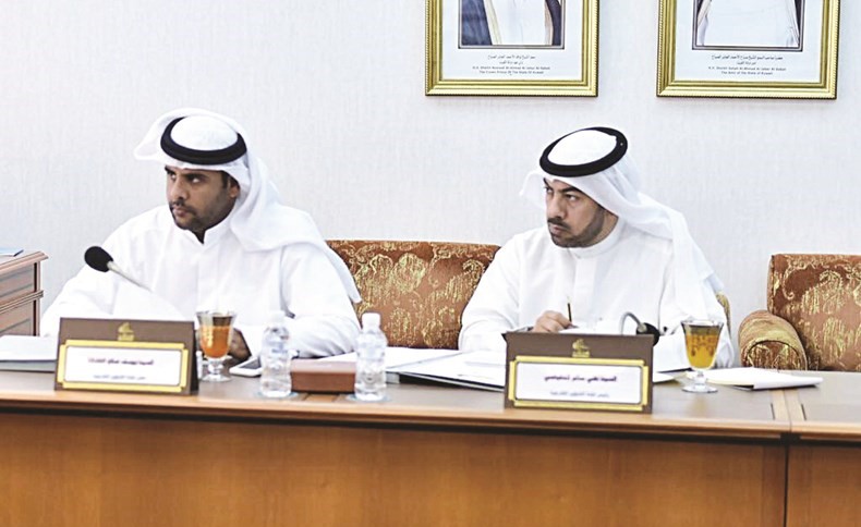 علي الدقباسي ويوسف الفضالة اثناء اجتماع اللجنة الخارجية أمس ﻿
