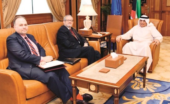 الشيخ خالد الجراح مستقبلا السفير الأميركي لورانس سيلفرمان﻿